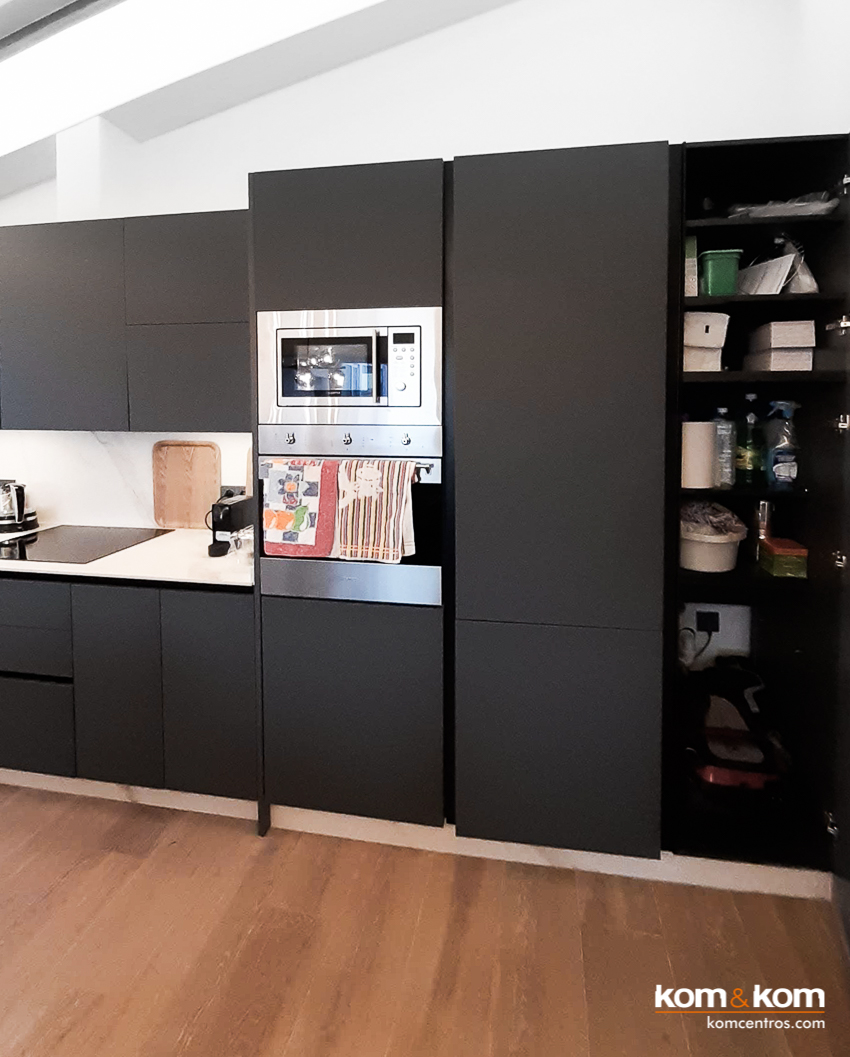 Frigorífico Combi integrable en cocina negra mate moderna